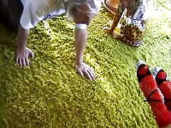 cachonda chica alemana recibe una carga masiva de semen en sus pies