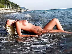 bella ragazza, grandi tette, spiaggia per nudisti, nudo in pubblico, bionda, cagna calda, slow motion