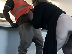 une female ass and boy au foyer excitée baise un ouvrier du bâtiment noir
