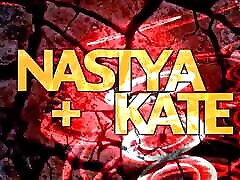nastya et kate sont des lesbiennes qui senfoncent dans un jouet sexuel et