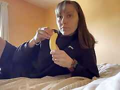 I love sucking on bananas