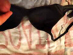Beautiful black bra filled with sperm nice ejaculation That I took from a girl in the evening in Angers Bra cum