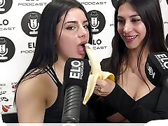 mielcita y almendra chupan el plátano cremoso en la habitación picante