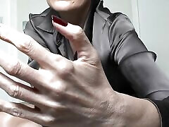 длинные темно-красные ногти и сжатая в кулак рука