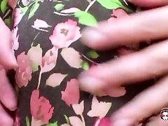 schüchterne japanische milf masturbiert, bevor sie eine freundin dazu bringt, ihre haarige muschi roh zu ficken