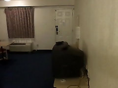 Crossdresser caminar en la habitación del motel