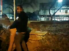 女孩闪烁赤裸裸的在街上他妈的在公共偷窥者和被警察抓住