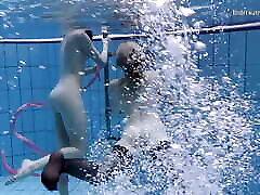 demi-sœurs entrant dans la piscine publique