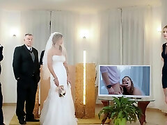 ओलिविया चमक में एक शादी की पोशाक और घूंघट कैमरे पर पकड़ा