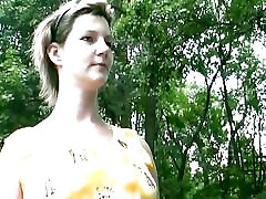 une femme allemande épaisse reçoit du sperme chaud sur ses petits seins