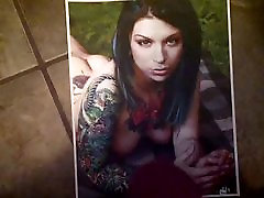 cumming auf einem Bild von einem heissen tattoo chick