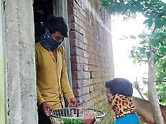 داستان عاشقانه و منحصر به فرد دختری که سبزیجات می فروشد و یک کارگر خانگی-فیلم هندی