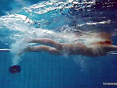 russo bionda perfezione nuoto in piscina