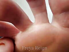 POV Worshiping a Giantess&039; hand to mouth part so You Don&039;t Get Eaten Alive