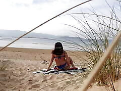ich habe eine kurvige mama gefilmt, die sich umzieht und übungen am strand macht