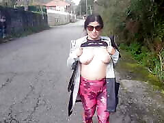सुडौल लड़की अपने प्रशंसक के लिए सड़क पर अपने विशाल स्तन चमकती है । आपको अगला होना चाहिए!