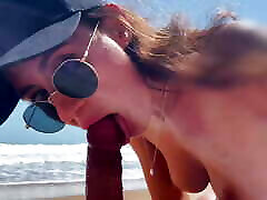 super pipe pov dune adolescente de beauté dans une casquette, bord de mer, plage nue nue, jouets sexuels de fellation