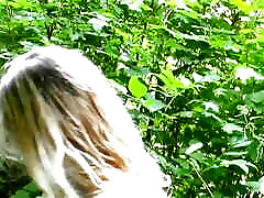 金发碧眼的青少年女孩从德国手淫在树林里