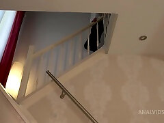 मिला मिलान सीढ़ी पर एक कठिन और carp cav बकवास हो रही है - हार्ड गुदा मैथुन-क्रीमपाइ-बड़े स्तन-गुदा