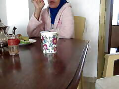विकृत मुस्लिम महिला उसे सुबह की कॉफी में सौतेले बेटे सह की सुविधा देता है