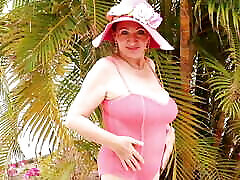 la pantera rosa: oasis lounge granny maria&039;s diversión coqueta al sol y muestra sus partes privadas