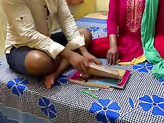 il mio primo insegnante di cumsusa online on sandal è sathi bhabhi e lei sta scopando il suo studente per lo studio dellinglese