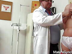 परिपक्व-बिगाड़ने डॉक्टर रोगी रिकॉर्ड करने के लिए अपनी सर्जरी में एक कैम चल रही है