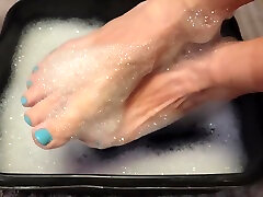 Soapy erotic sexy fucking Bubble Bath - Soaking My Sweaty Feet After A Long Day