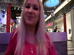 милфа блондинка с большими сиськами играет на камеру в бесплатное порно
