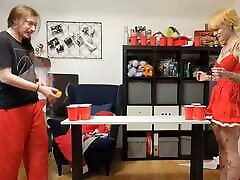 ein ungezogenes paar spielt eine partie strip-pong