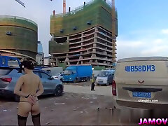 ragazza asiatica in posa con la mano legata allaperto