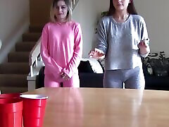 ein sexy strip-pong-spiel wird schnell hardcore