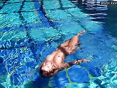 mary kalisy sexy milf bruna in lingerie rossa