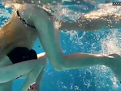 corpo perfetto teen bionda gode di nuoto nudo