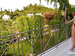 रेबेका वोल्पेट्टी उत्तेजना के लिए उसके लाल अधोवस्त्र में चिढ़ा