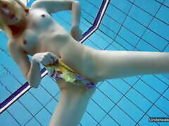 lei & 039;s incredibilmente flessibile in piscina