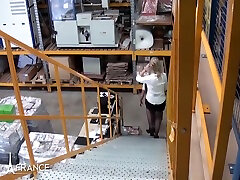 un sexy ninfomane boss è sbattere un richiedente a destra nel mezzo del magazzino