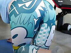 milf con grande seno implora per un grande sperma durante una sessione di palestra