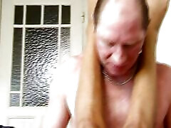 热黑色的摩洛伊斯兰解放阵线获取一个大的硬的阴茎在她的紧猫和获取暨在她的嘴
