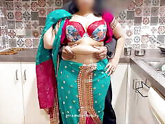 बड़े स्तन शादी की भारतीय साड़ी पहने हुए