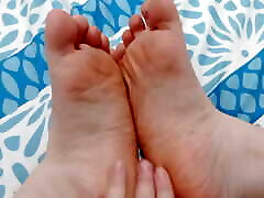 My delicious feet are for you!!