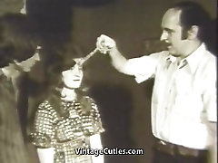 Buen drinking fuk asia autoree con dos muchacha 1960 de la Vendimia