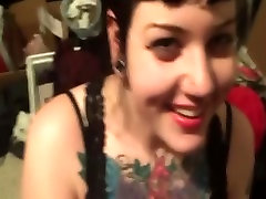 Tattoed gf blowing dick