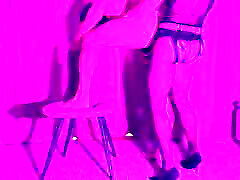ha adorato la sua amante&039;s piedi. pegging su una sedia