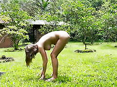 incinta yogi viene catturato durante allaperto nudo yoga-grigio desiderio
