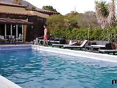 ragazza nella piscina