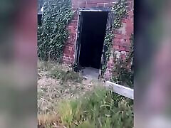 محدود برده قفل شده در عفت و سپس به تنهایی ترک برهنه &آمپر; چشم بسته در انبار متروکه