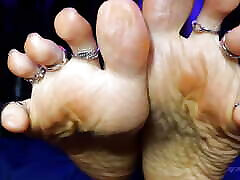 trompe la chatte de ta femme avec mes pieds divins