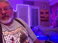 Wide Bear Feet and Huge Load Wide Bear Feet and Huge Load