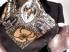 lady victoria valente ha mostrato elegante raso foulard sciarpa regina